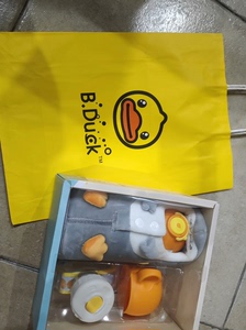 全新小黄鸭嘀嗒保温水壶套装，礼品袋都在的，可以自用，也可以送