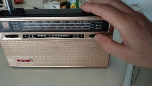 红灯2J8-1收音机，外观成色尚可，三个波段收音正常，声音悦