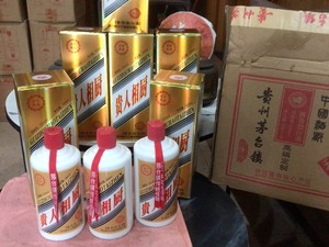 赖水坊品牌……贵人相厨A15……黄装上市，纯贵州茅台镇出产！