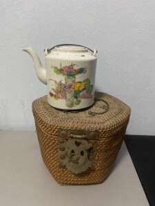 民国时期原装盒盖壶一把，名家作品，画工精细，釉水漂亮，全品，