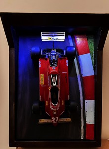 F1法拉利赛车1/20情景相框模型 可摆可挂 带灯 车体与赛