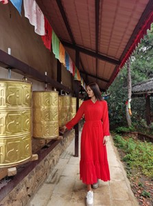 网红款V领蕾丝带帽长裙红色连衣裙雪纺连身裙去泸沽湖旅游穿一次