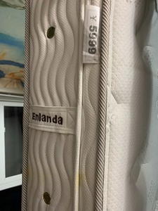 出个二手Enlanda品牌的床垫，1.8米*2米的。白色，款