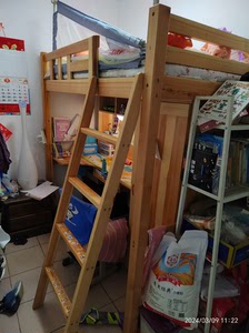 实木儿童床，下面书桌衣柜，储物功能强大上面是床铺！没睡几天，