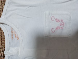 马威女童白色T恤，小口袋上有猫咪刺绣，110码，领子后面有扣