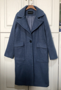 雾霾蓝一粒扣马海毛绵羊毛毛呢大衣，版型简单大方，因为折叠存放