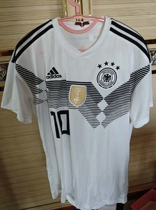 个人闲置厄齐尔德国国家队球衣，带印号，尺码为l码，一直放在衣