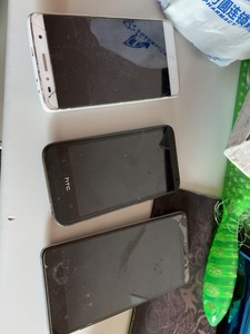 三个不能开机的手机htc619d的卡界面其他两个tcl乐玩2