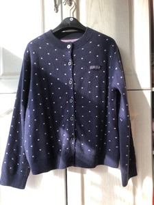 #羊绒衫 出100%纯山羊绒圆领开衫毛衣，蓝底粉点，空气层针