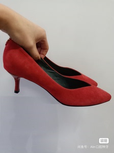 达芙妮高端系列 头层羊皮绒面革胶粘时尚女鞋，红色细跟非常洋气