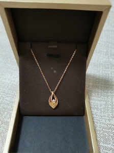 全新，18K金钻石项链，周六福专柜买的，原价5948，觉得坠