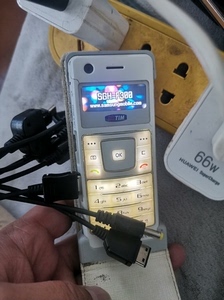 三星f300手机！白色，插充电器双电池都显示充电！但是电池应