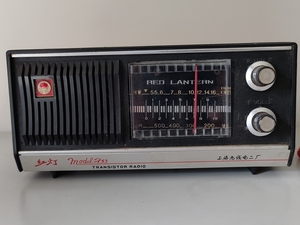 文物     红灯牌收音机。上海无线电二厂原装正品