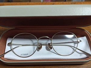 Jins眼镜纯钛，全新框，浅金色的，买来还没来得及去配镜片，