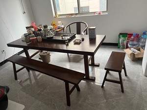 2米实木茶桌，一把主人椅，一条长凳两条短凳，一套煮茶桌。需要