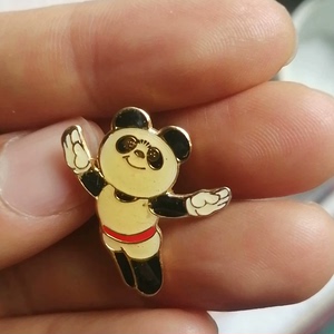 1990年北京亚运会吉祥物熊猫盼盼徽章纪念章。品相如图，50