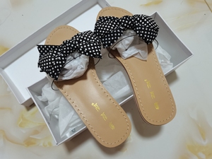 全新韩版拖鞋，买一赠一。韩范十足，鞋码38偏小37脚穿，蝴蝶