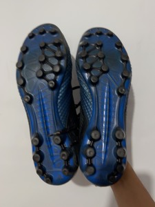 adidas系列足球鞋，43.5码中端，很舒服，钉子磨损不大
