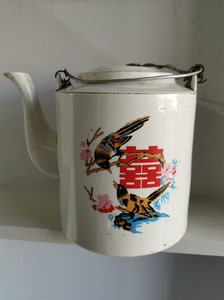 五六七喜上梅梢老茶壶 应该是博山或烟台窑的 一面喜鹊梅花喜字