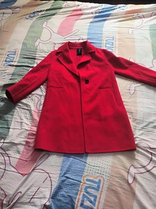 毛呢大衣外套，正红色，S码，A字型，版型宽松。图片为实拍图。