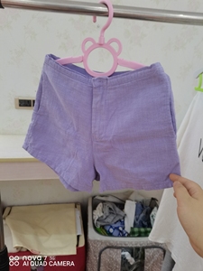 紫色短裤，上身随便搭个白短袖就非常有型了，料子也是很舒服的一