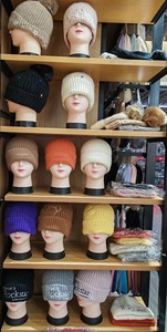 义乌国际商贸城针织帽毛线帽外贸尾货糖果色帽子工厂批发