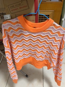 HM 针织短款毛衣，橘色与粉色的完美搭配，配一条小裙子，秋冬