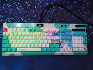 机械键盘初音未来主题定制，图中键盘是海盗船k70luxRGB