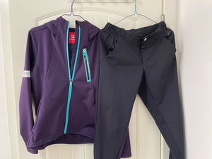 斐乐red系列，女款紫色卫衣加运动裤套装，衣服比较偏瘦，非常
