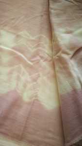 100%羊绒围巾薄款披肩粉色120X190CM。主体是浅粉色