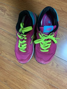 纽百伦粉色运动鞋，50元包邮，偏远地区不包邮。出售后不退换。