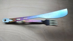 炫彩钛餐具。纯钛刀叉组合，可以组合成夹子。炫彩效果非常漂亮。