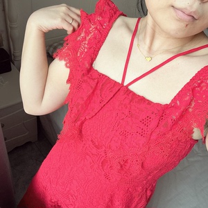 歌莉娅红色连衣裙，线下专柜899买的，蕾丝质感特别好，结婚时