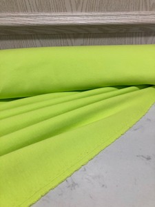 安踏荧光绿色纯棉空气层，幅宽1.7米左右，手感很柔软，有弹力