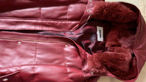 枣红色中长款皮羽绒服,97新，只有拉链尾能看出点使用痕迹。皮