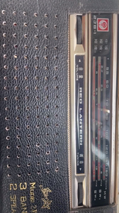 美品红灯2j8三波段皮套收音机，里面2个钴磁喇叭都是完整无缺