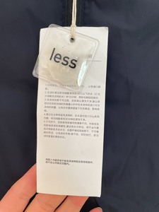 全新江南布衣less羽绒马甲转卖，深藏青色，不是特别厚的款，