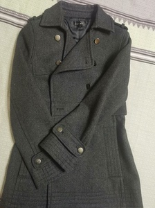 日本菲杰。几年前的衣服，纯毛半大衣，灰黑色，155码。质量特