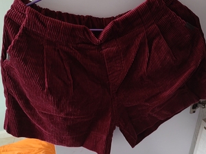 秋冬款酒红色女款条绒短裤，裤长36，