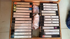 老录像带，一张30，共26盘，好像都是老电影，因为没有播放器