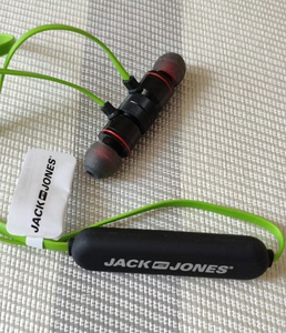 杰克琼斯蓝牙耳机，可充电全新入耳式。耳机后背吸铁石。
