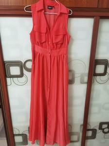 only橘红色v领无袖长裙。M码，深圳专柜购入。能接受价格可