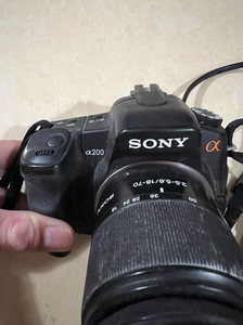 索尼A200单反相机，配带镜头与三角支架，配带座充，摄影初学
