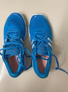 阿迪达斯运动鞋跑步鞋36码全新，女生男孩都可以，颜色很赞哦，