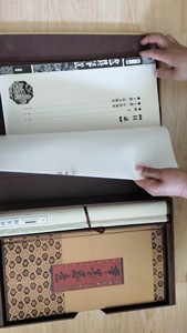 家里人买的《笔墨春意--中国传世写春墨宝》邮票珍藏册，放在家