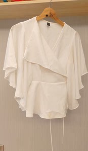 白色雪纺上衣，袖子是大蝙蝠袖雪纺的，衣服料子是网状透气的，质