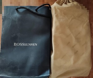 全新的BOSSSUNWEN男款背提包，浅咖色，未开封，在山东