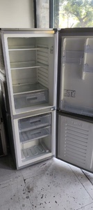 出容声冰箱一个，价格300自提，冰箱是好的无维修过，质保一年