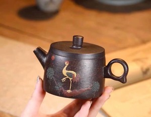 老爸公司送的一对纯手工紫砂茶壶，便宜出一个，黑金沙泥料，师傅
