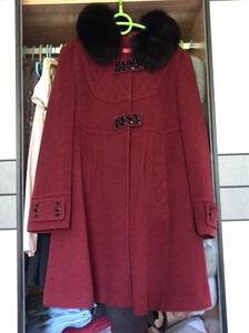 盛世佳人羊毛大衣，175/96A，领子是狐狸毛的，可拆卸。肩